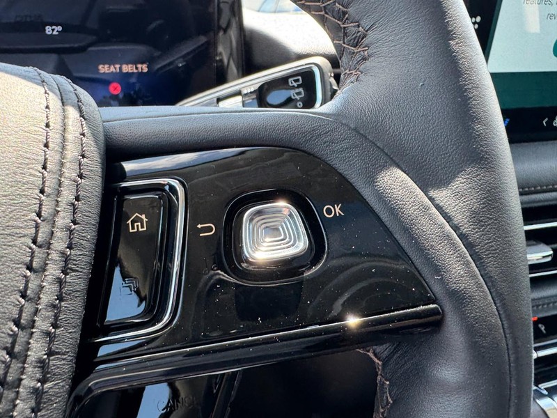 Lincoln Aviator Vehicle Full-screen Gallery Image 19
