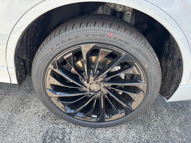Lincoln Aviator Vehicle Full-screen Gallery Image 27
