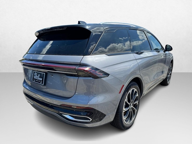 Lincoln Nautilus Vehicle Full-screen Gallery Image 05