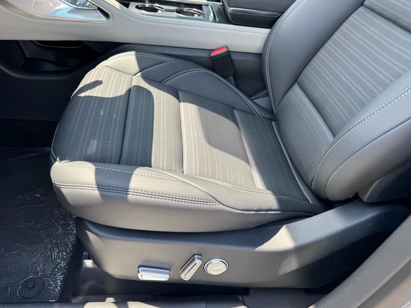 Lincoln Nautilus Vehicle Full-screen Gallery Image 26