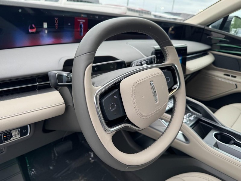 Lincoln Nautilus Vehicle Full-screen Gallery Image 14