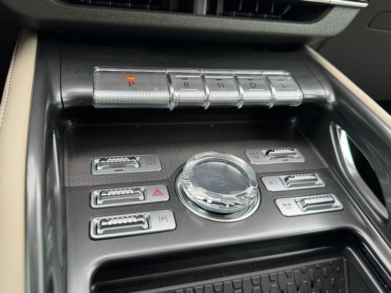 Lincoln Nautilus Vehicle Full-screen Gallery Image 16