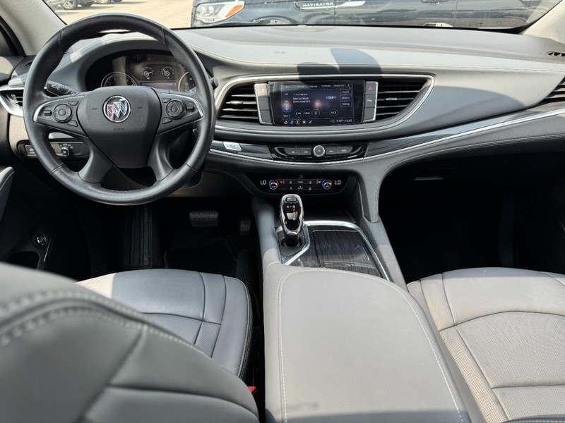 Buick Enclave Vehicle Full-screen Gallery Image 09