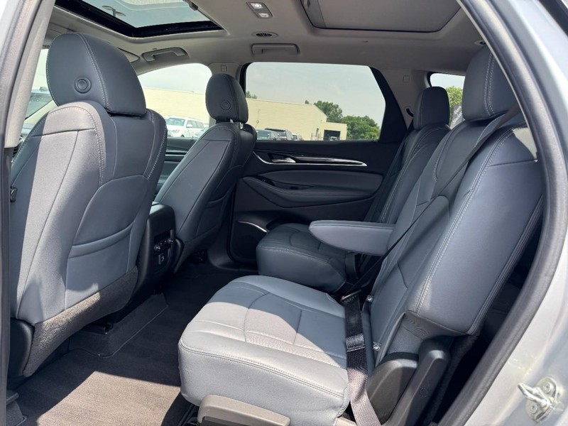 Buick Enclave Vehicle Full-screen Gallery Image 12