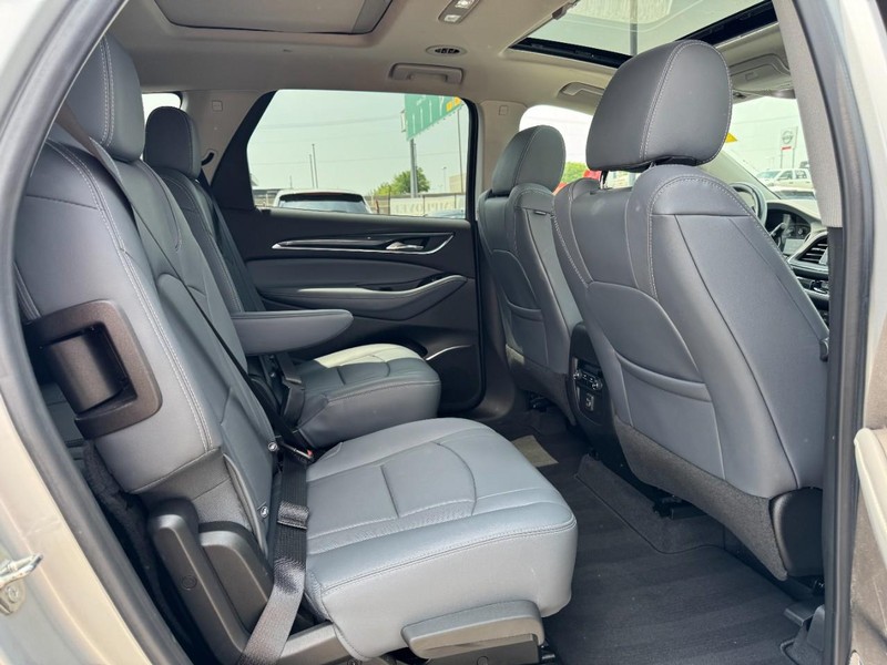 Buick Enclave Vehicle Full-screen Gallery Image 13