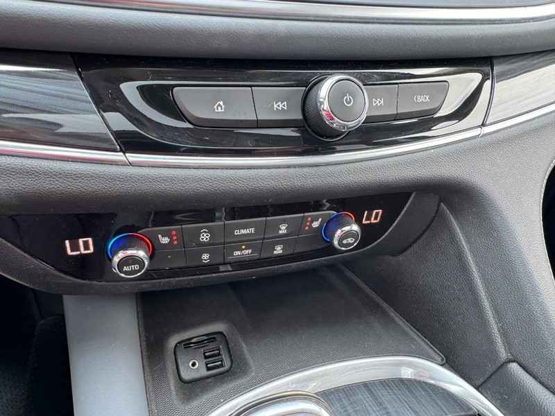 Buick Enclave Vehicle Full-screen Gallery Image 17