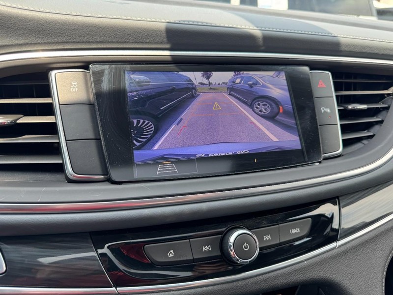 Buick Enclave Vehicle Full-screen Gallery Image 24