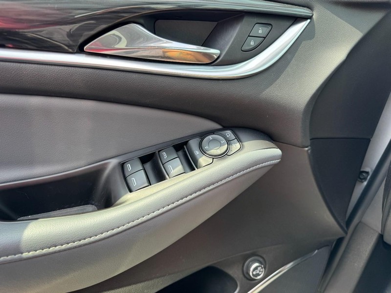 Buick Enclave Vehicle Full-screen Gallery Image 25