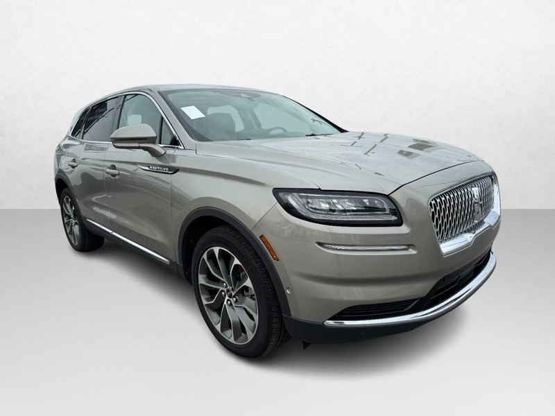 Lincoln Nautilus Vehicle Full-screen Gallery Image 03