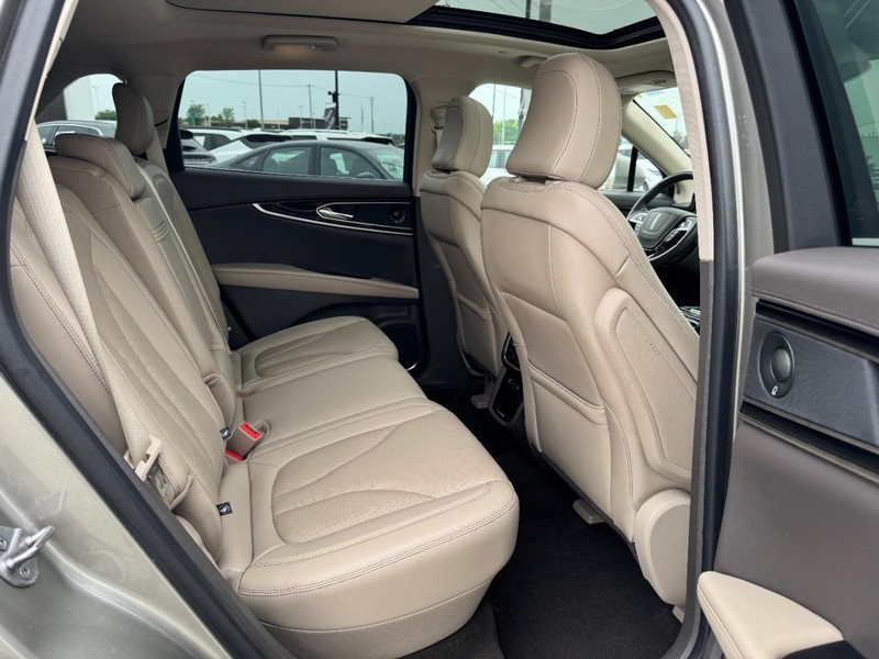 Lincoln Nautilus Vehicle Full-screen Gallery Image 13