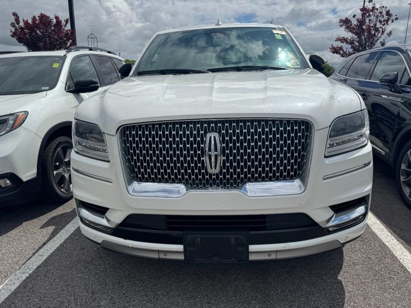 Lincoln Navigator Vehicle Full-screen Gallery Image 02