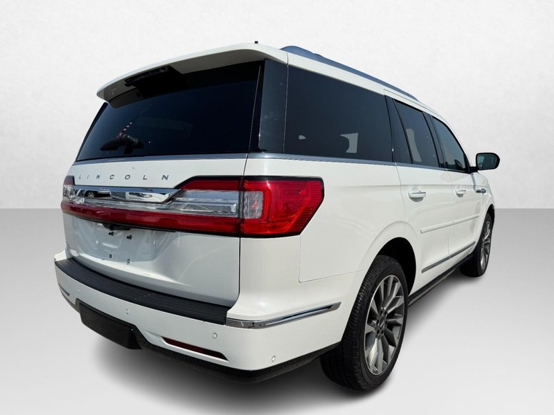 Lincoln Navigator Vehicle Full-screen Gallery Image 05