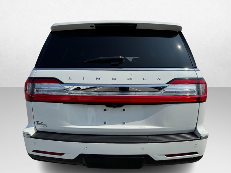 Lincoln Navigator Vehicle Full-screen Gallery Image 06