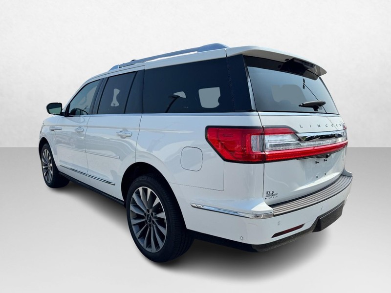 Lincoln Navigator Vehicle Full-screen Gallery Image 07