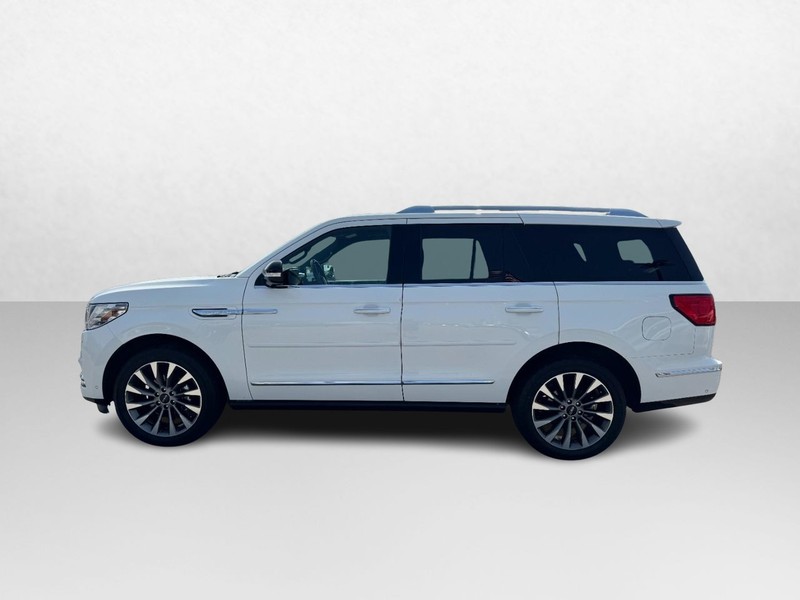 Lincoln Navigator Vehicle Full-screen Gallery Image 08