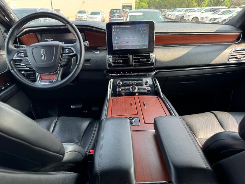 Lincoln Navigator Vehicle Full-screen Gallery Image 09