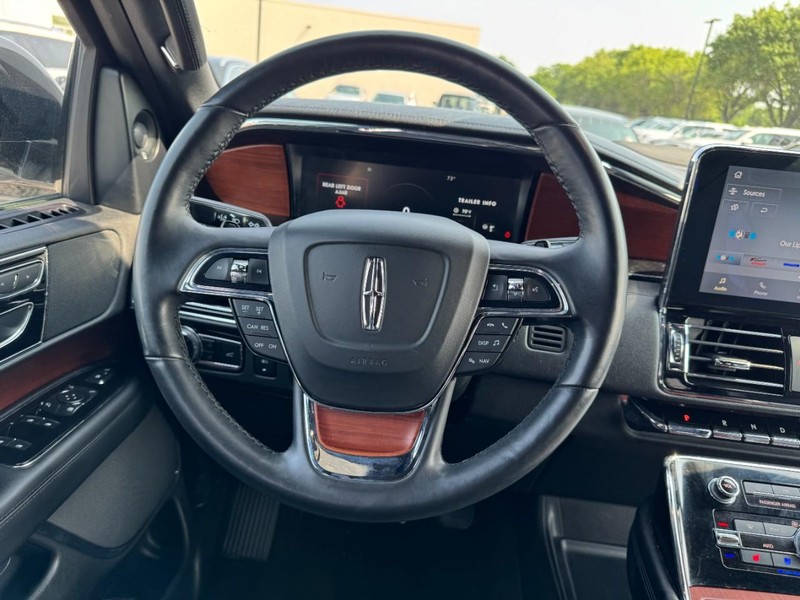 Lincoln Navigator Vehicle Full-screen Gallery Image 10