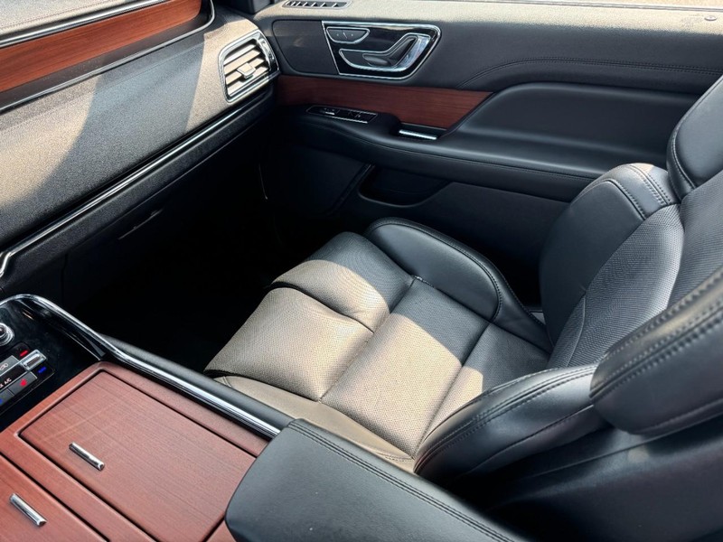 Lincoln Navigator Vehicle Full-screen Gallery Image 11