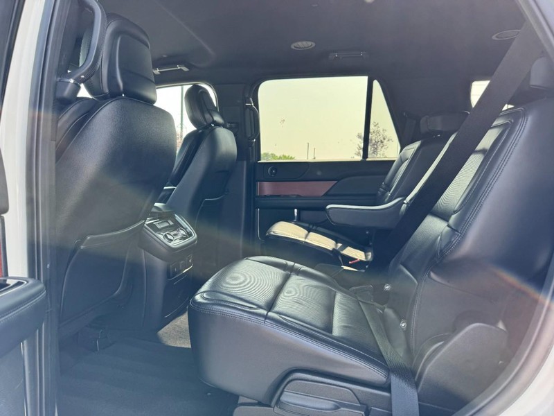 Lincoln Navigator Vehicle Full-screen Gallery Image 12