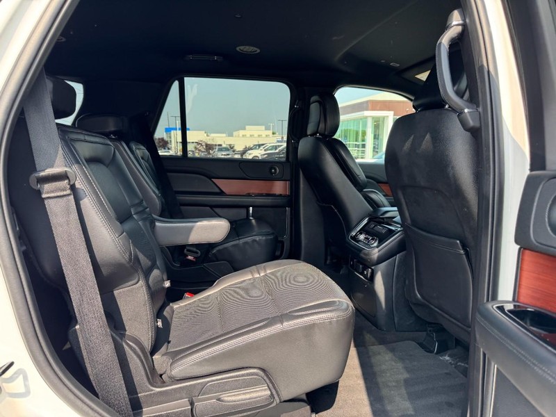 Lincoln Navigator Vehicle Full-screen Gallery Image 13