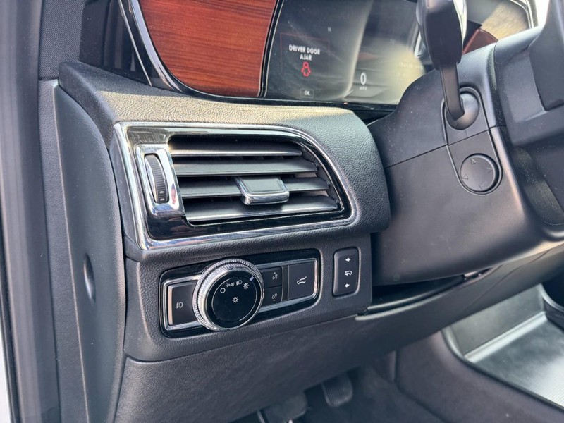 Lincoln Navigator Vehicle Full-screen Gallery Image 14