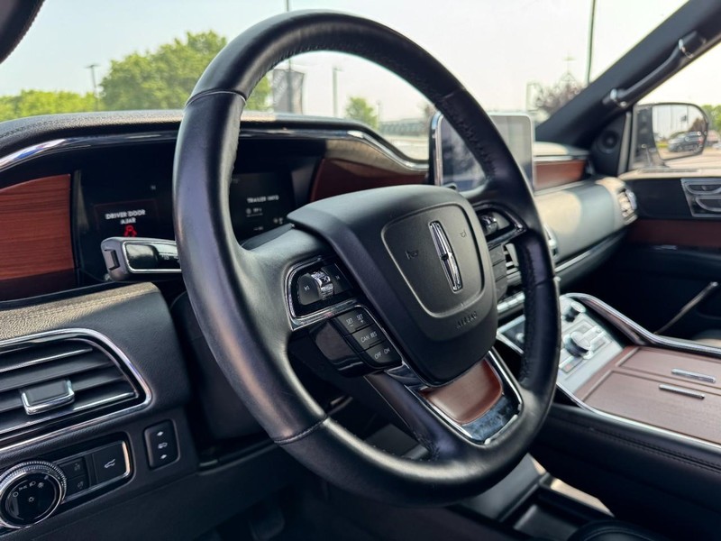 Lincoln Navigator Vehicle Full-screen Gallery Image 15