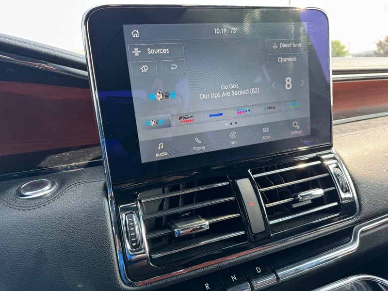 Lincoln Navigator Vehicle Full-screen Gallery Image 16