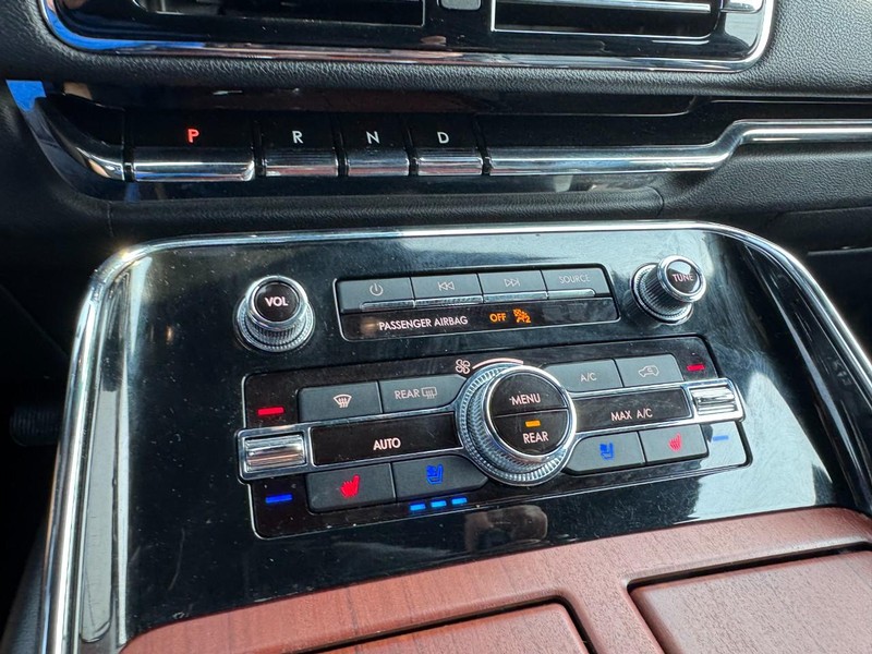 Lincoln Navigator Vehicle Full-screen Gallery Image 17