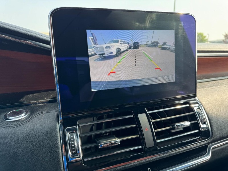 Lincoln Navigator Vehicle Full-screen Gallery Image 21