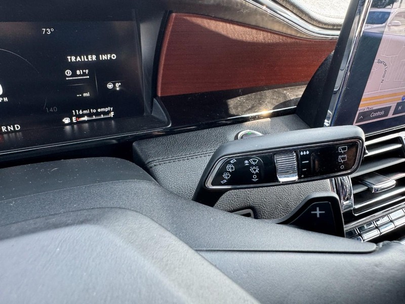 Lincoln Navigator Vehicle Full-screen Gallery Image 23
