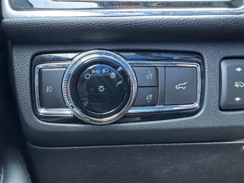 Lincoln Navigator Vehicle Full-screen Gallery Image 24