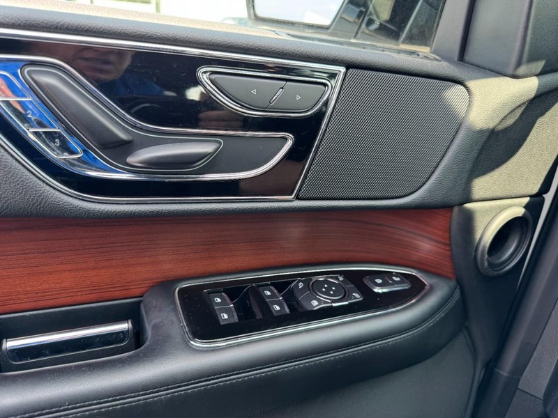 Lincoln Navigator Vehicle Full-screen Gallery Image 25
