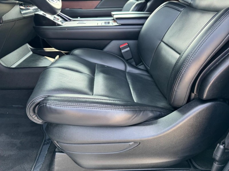 Lincoln Navigator Vehicle Full-screen Gallery Image 26