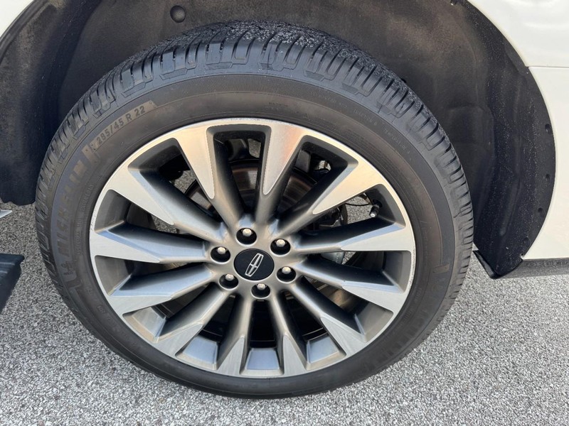 Lincoln Navigator Vehicle Full-screen Gallery Image 27