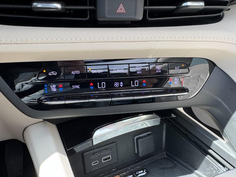 Buick Envision Vehicle Full-screen Gallery Image 17