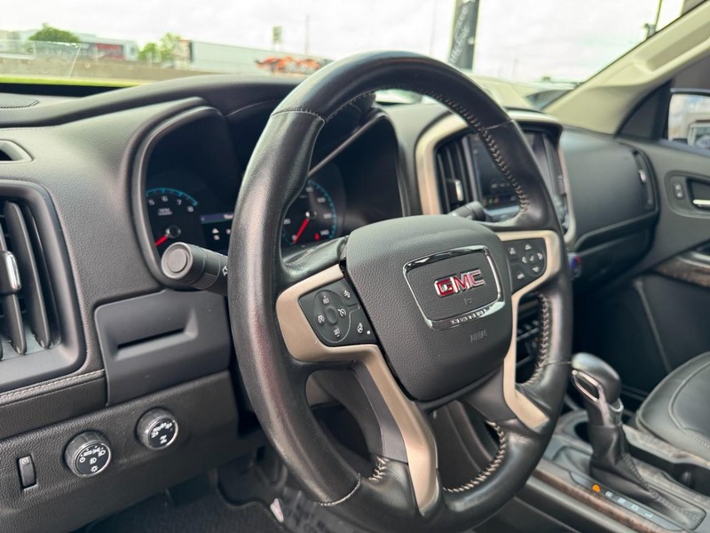 GMC Canyon Vehicle Full-screen Gallery Image 15