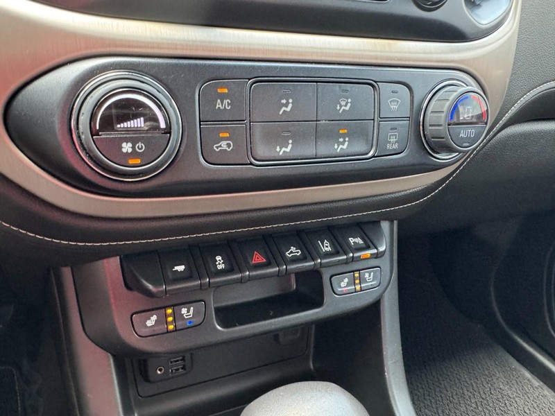 GMC Canyon Vehicle Full-screen Gallery Image 17