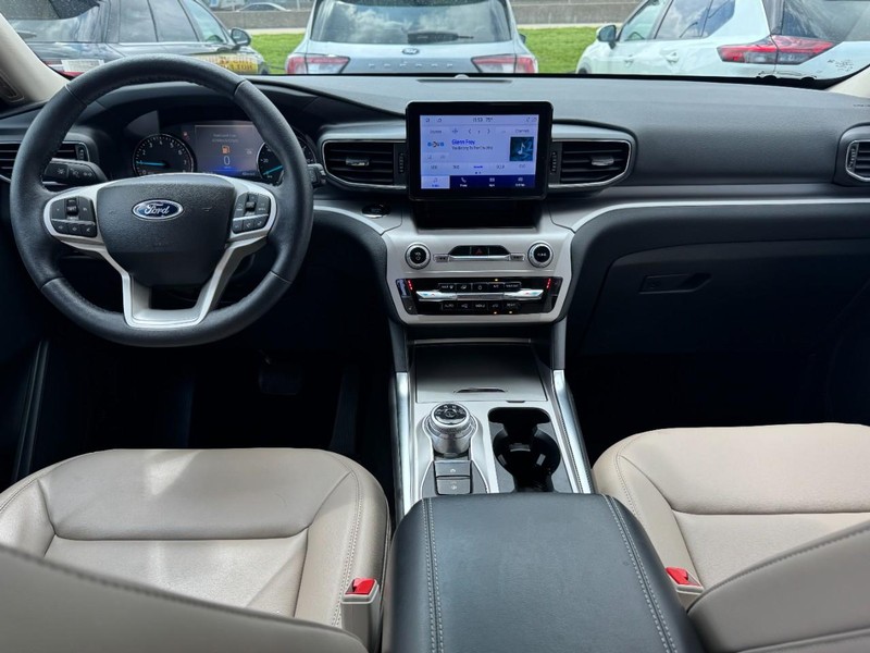 Ford Explorer Vehicle Full-screen Gallery Image 09