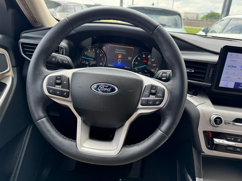 Ford Explorer Vehicle Full-screen Gallery Image 10