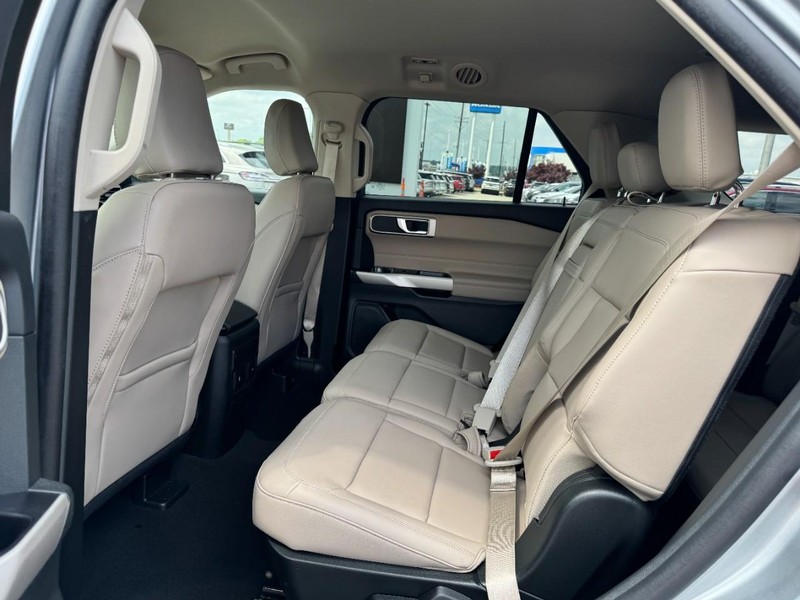 Ford Explorer Vehicle Full-screen Gallery Image 12