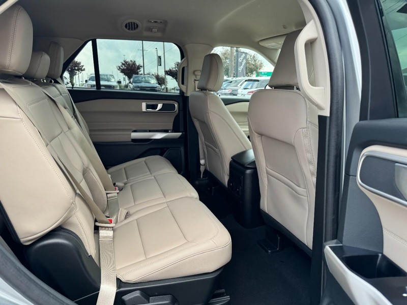 Ford Explorer Vehicle Full-screen Gallery Image 13