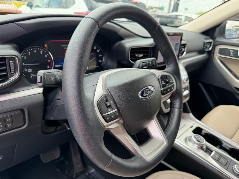 Ford Explorer Vehicle Full-screen Gallery Image 15