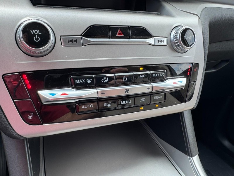 Ford Explorer Vehicle Full-screen Gallery Image 17