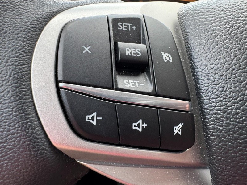 Ford Explorer Vehicle Full-screen Gallery Image 18