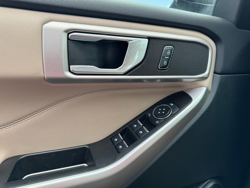 Ford Explorer Vehicle Full-screen Gallery Image 25