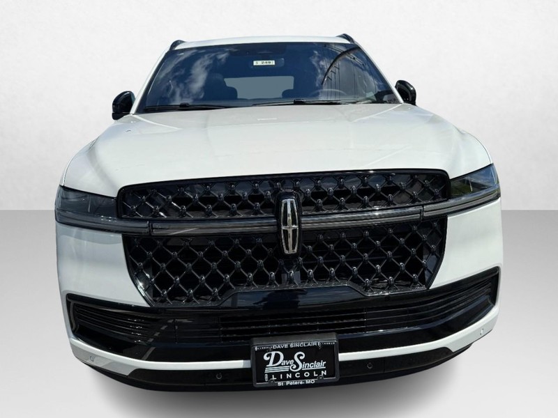 Lincoln Navigator L Vehicle Full-screen Gallery Image 02