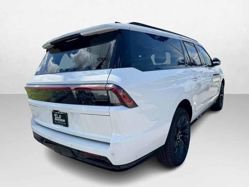 Lincoln Navigator L Vehicle Full-screen Gallery Image 05