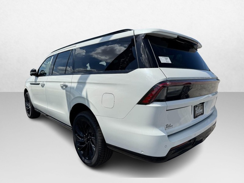 Lincoln Navigator L Vehicle Full-screen Gallery Image 07