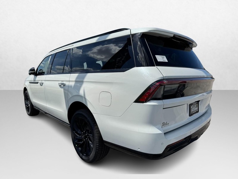 Lincoln Navigator L Vehicle Full-screen Gallery Image 08