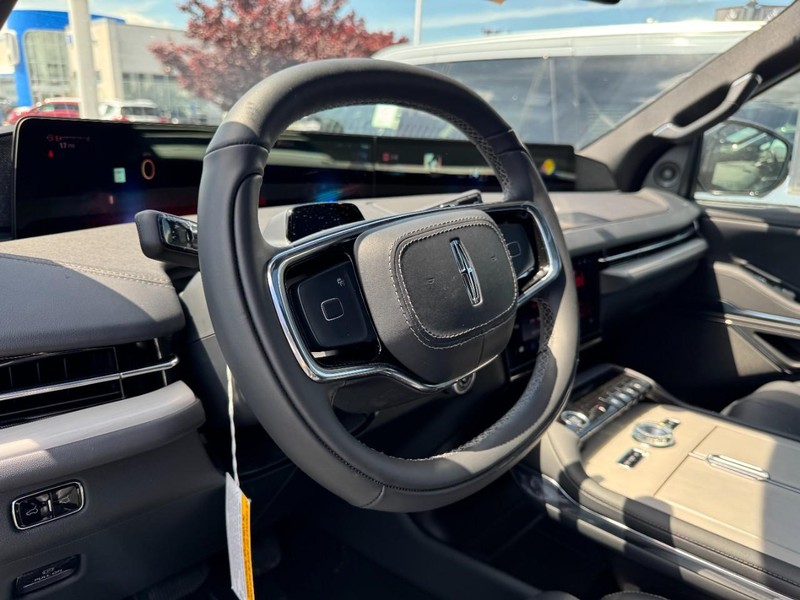 Lincoln Navigator L Vehicle Full-screen Gallery Image 10
